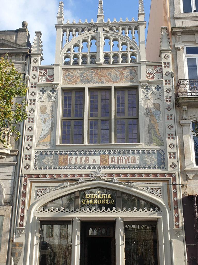 Facciata della Biblioteca Lello e Irmao nella città di Porto