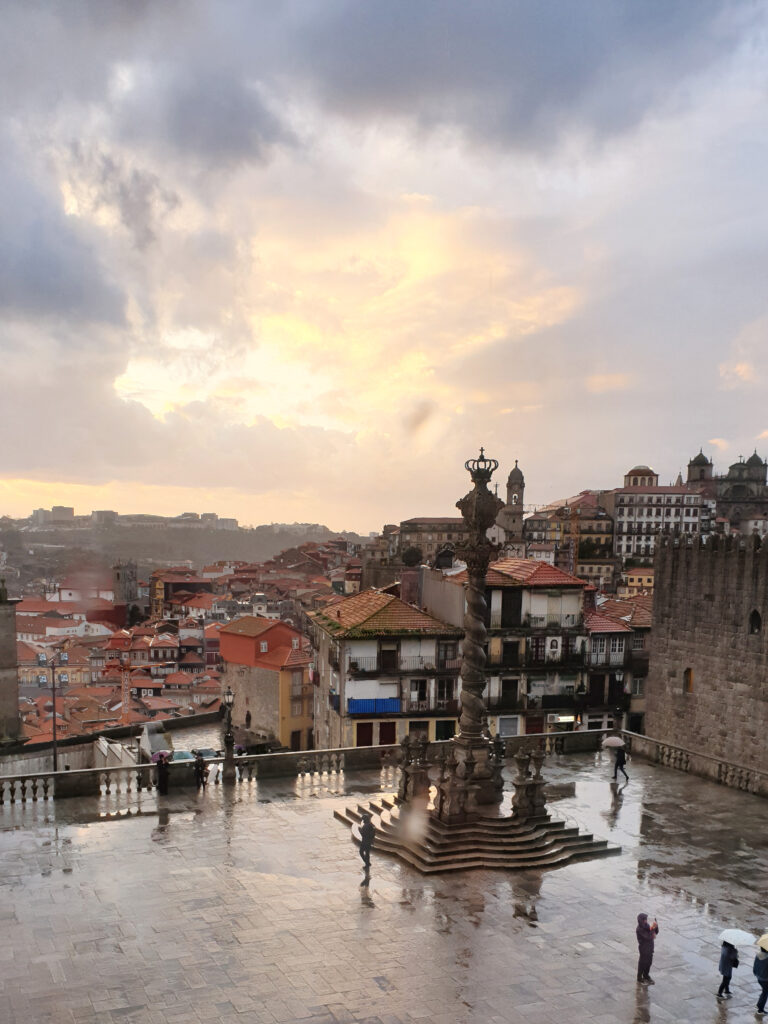 Foto della piazza su cui si affaccia la Cattedrale di Porto, dove si intravede una colonna che in passato veniva usata per impiccare i criminali.