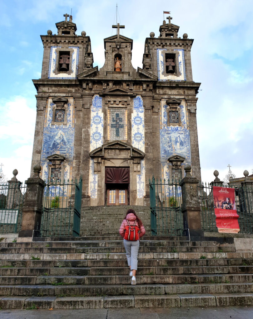 Carlotta mentre sale le scale che portano ad una chiesa a Praça da batalha a Porto