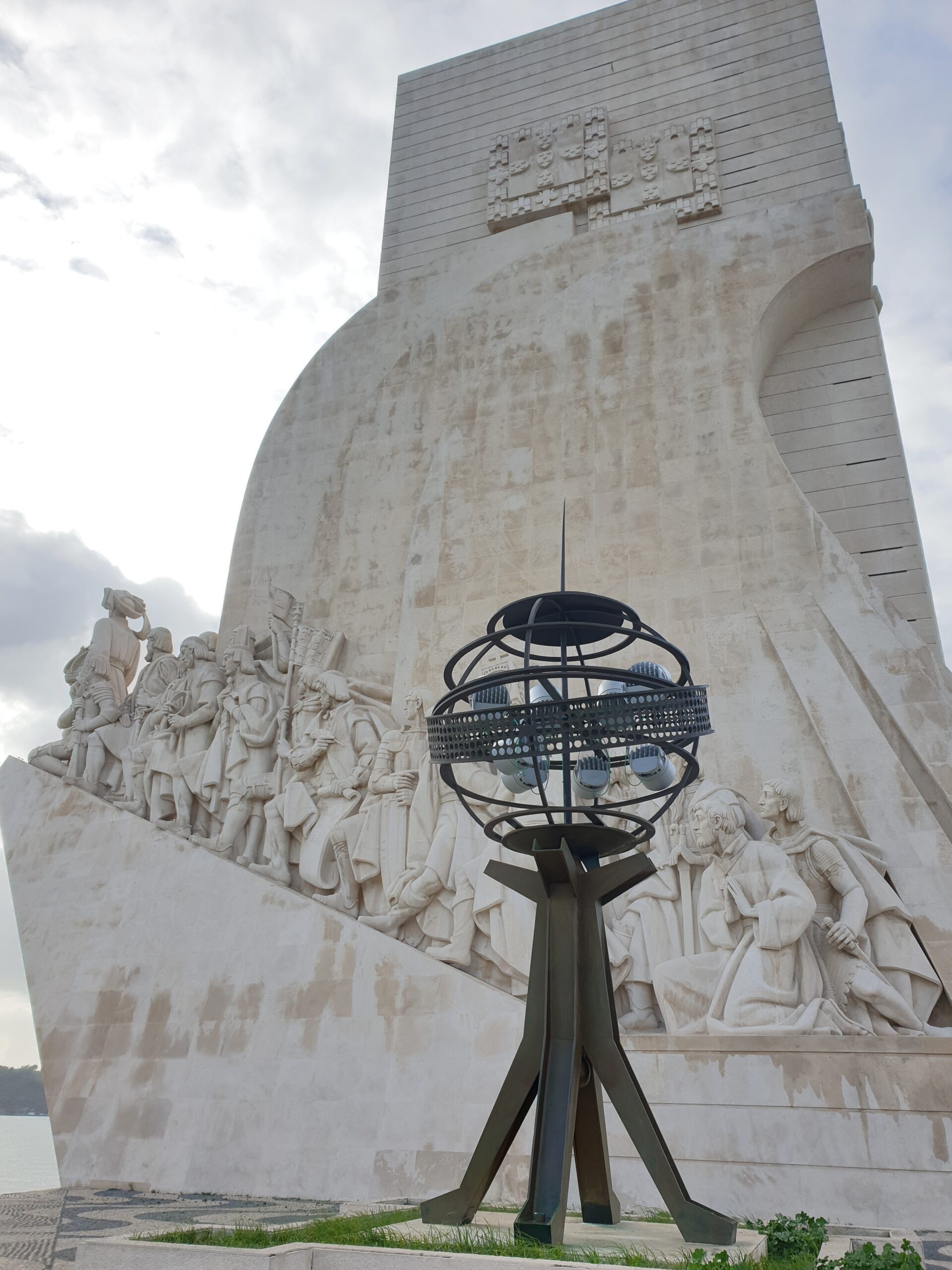 In foto si vede il Monumento alle scoperte, che ha la forma di una nave che sta salpando e a bordo ci sono i più importanti navigatori portoghesi