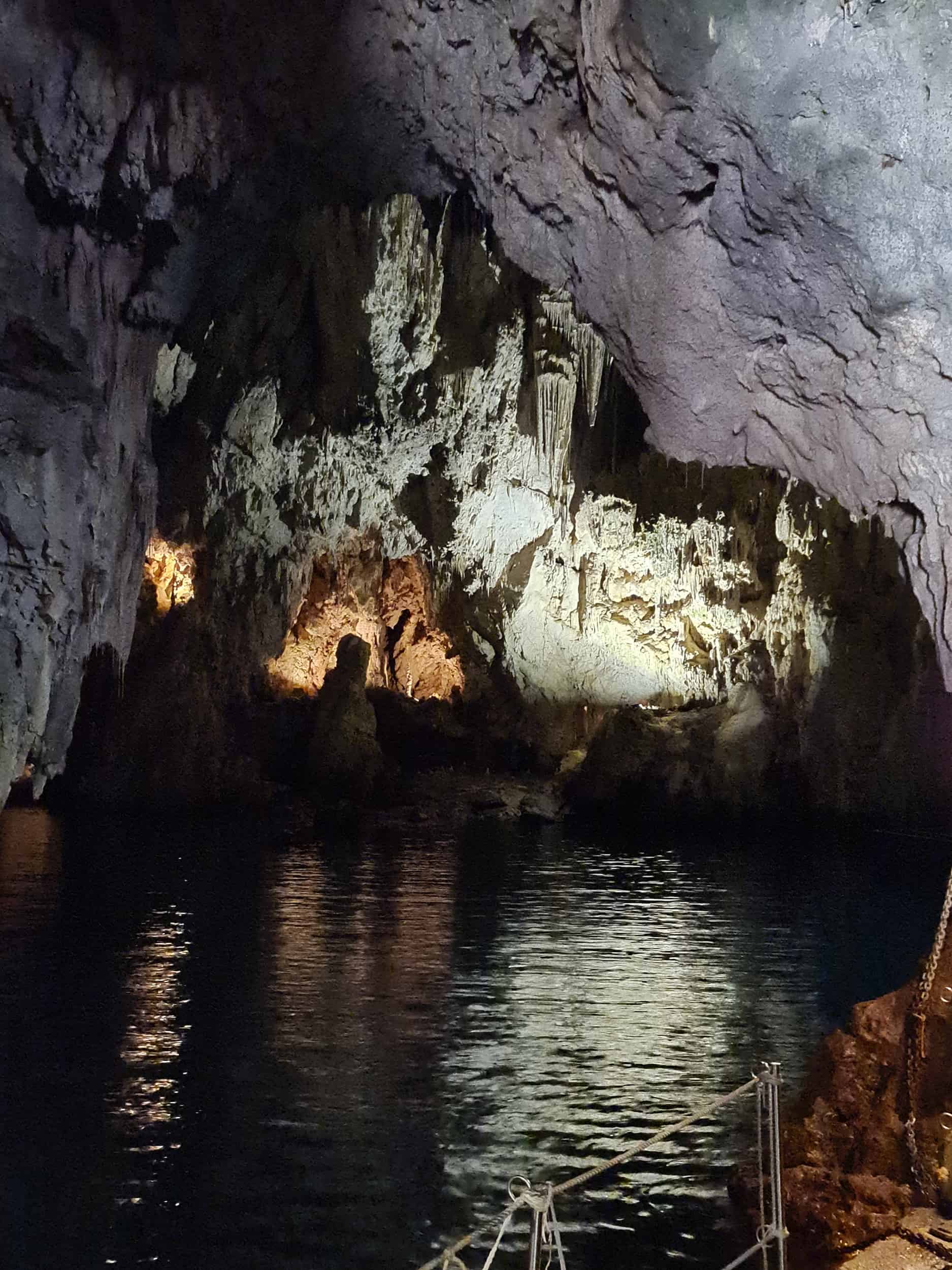 In foto si vede la grotta dello Smeraldo con stalattiti e stalagmiti