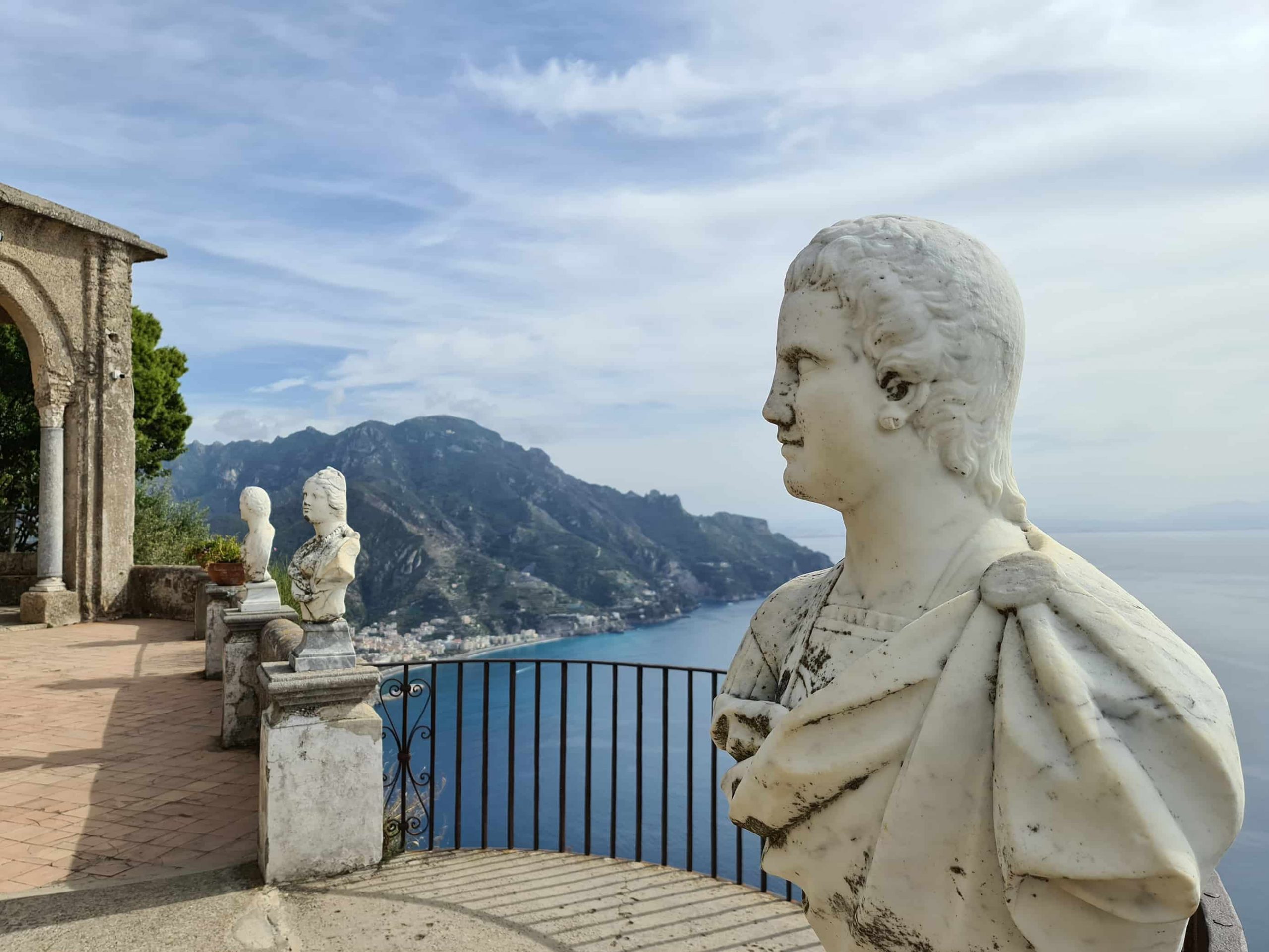 In foto la terrazza sull'infinito di Villa Cimbrone, affacciata sul mare e sulla costiera amalfitana