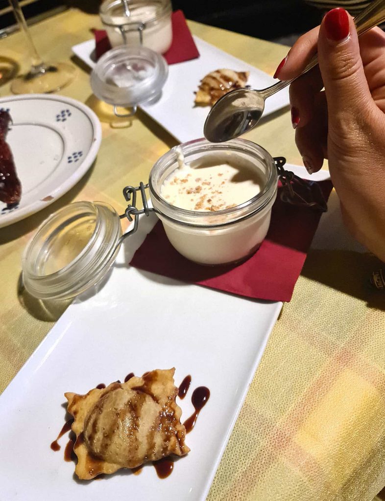 Un tiramisù rivisitato ed un raviolo al cioccolato