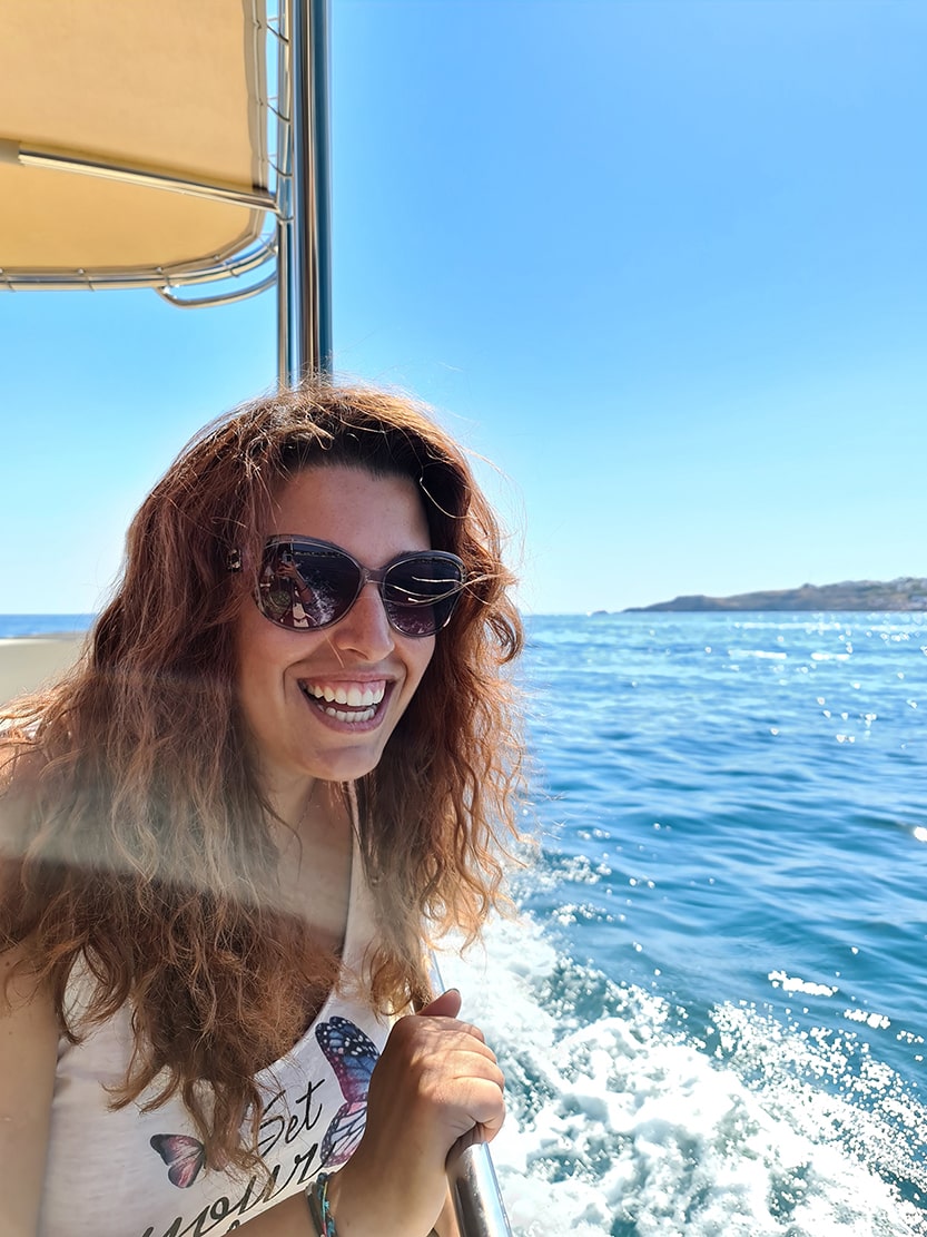 Carlotta sorridente su una barca durante una delle escursioni verso le grotte del Salento