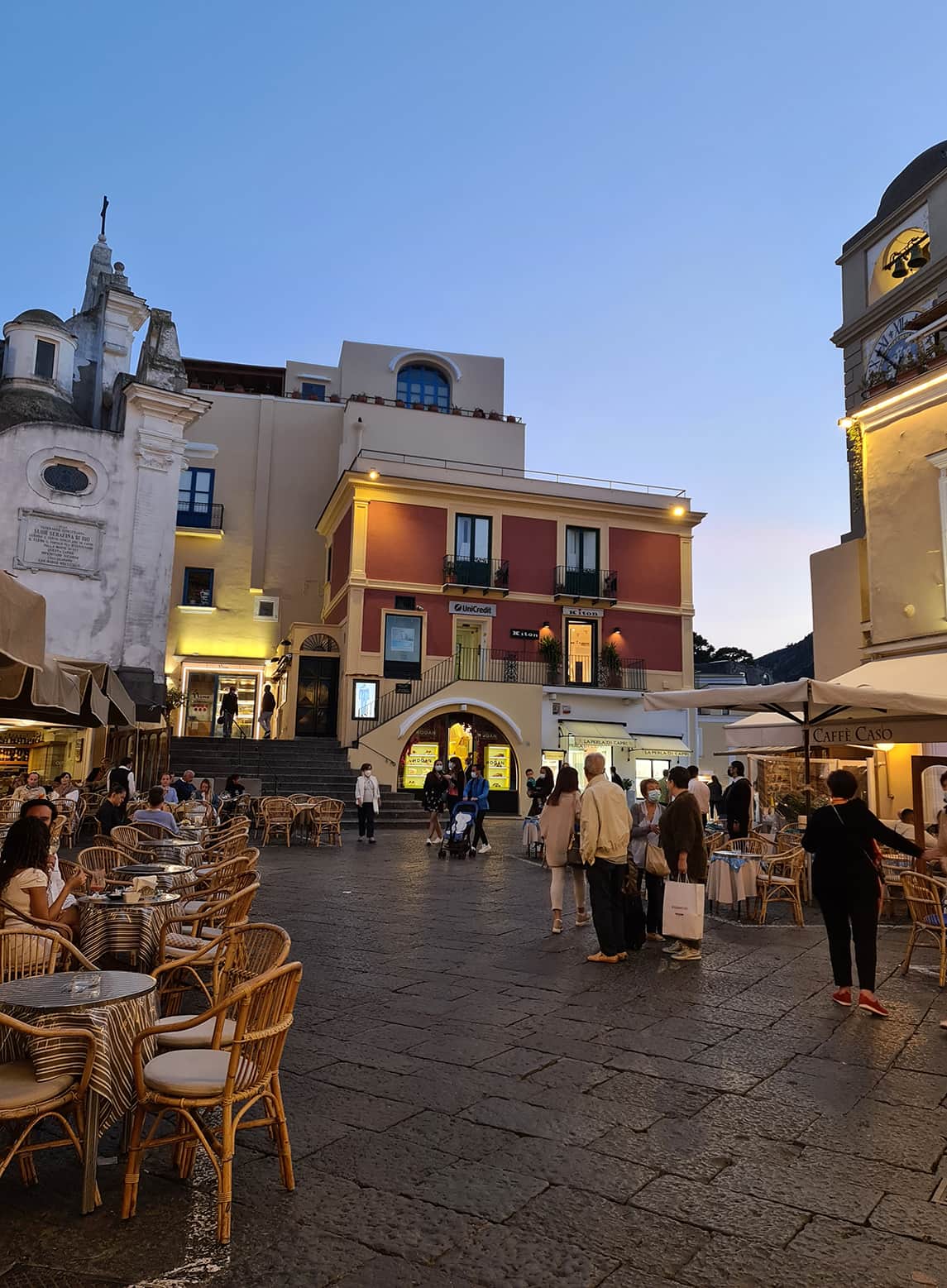 Una foto della piazzetta di Capri con tanti tavolini dove sedersi