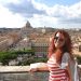 Carlotta sorridente su un punto panoramico di Castel Sant'Angelo che affaccia sulla Basilica di San Pietro