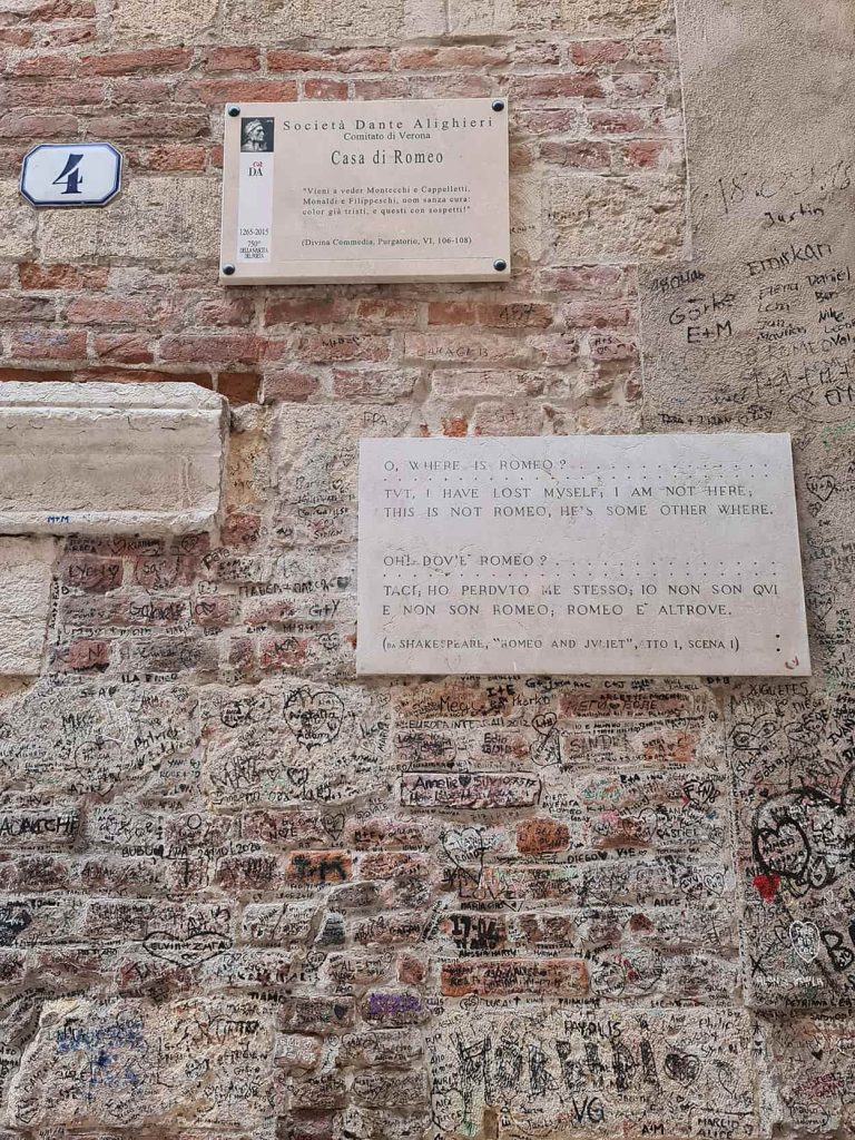 La foto di due targhe apposte sul muro della casa di Romeo, dove c'è scritto che si tratta proprio della casa di Romeo